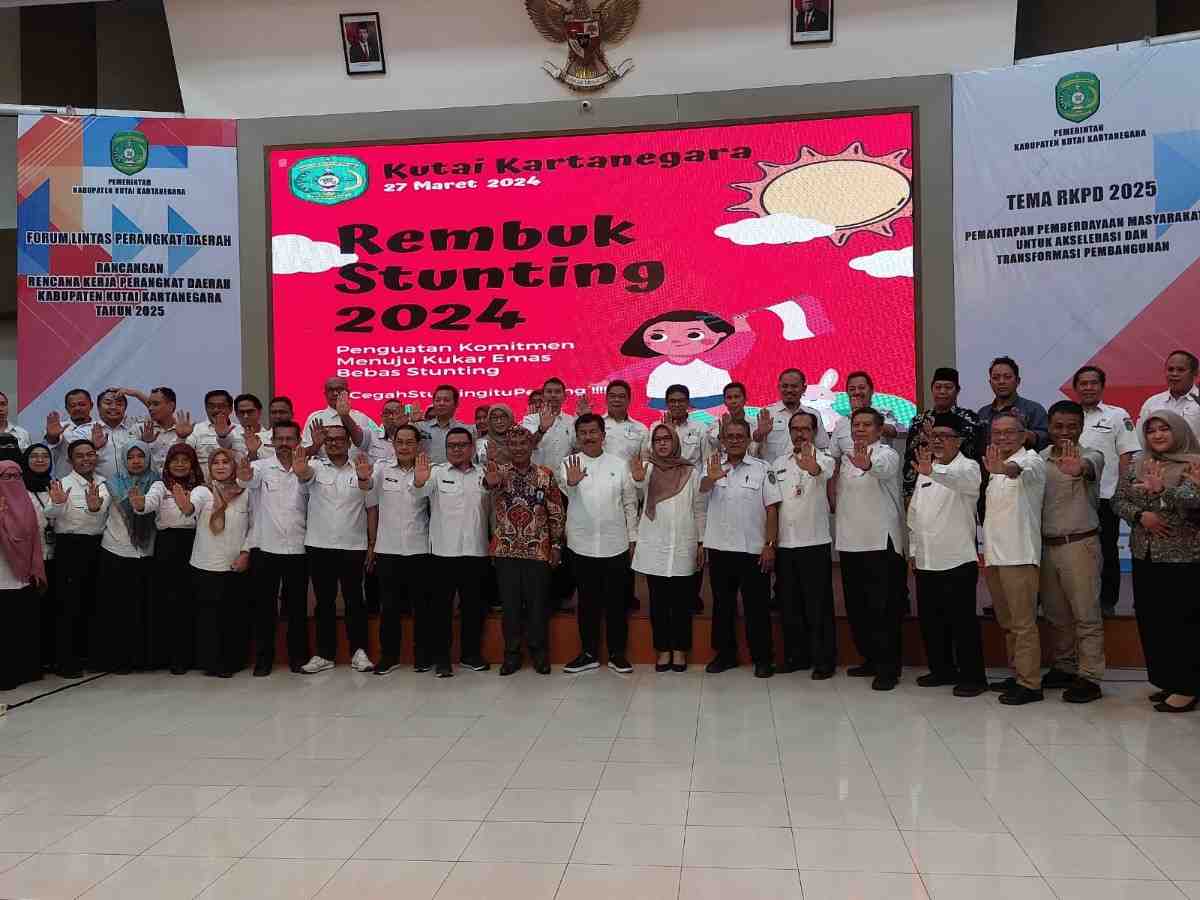 Jajaran Pemkab Kukar bersama-sama komitmen mencegah stunting untuk generasi emas pada kegiatan Rembuk Stunting 2024 (Elmo/Prokal.co)