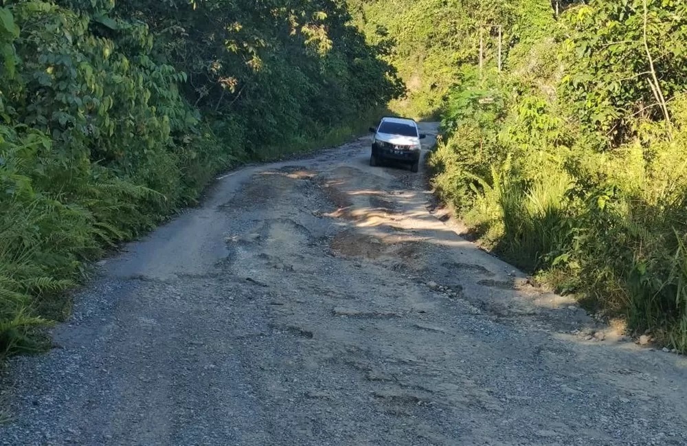 Ruas jalan Tanjung Selor-Peso yang kondisinya memprihatinkan. Banyak ASN yang mengundurkan diri jika ditempatkan di pedalaman Bulungan.