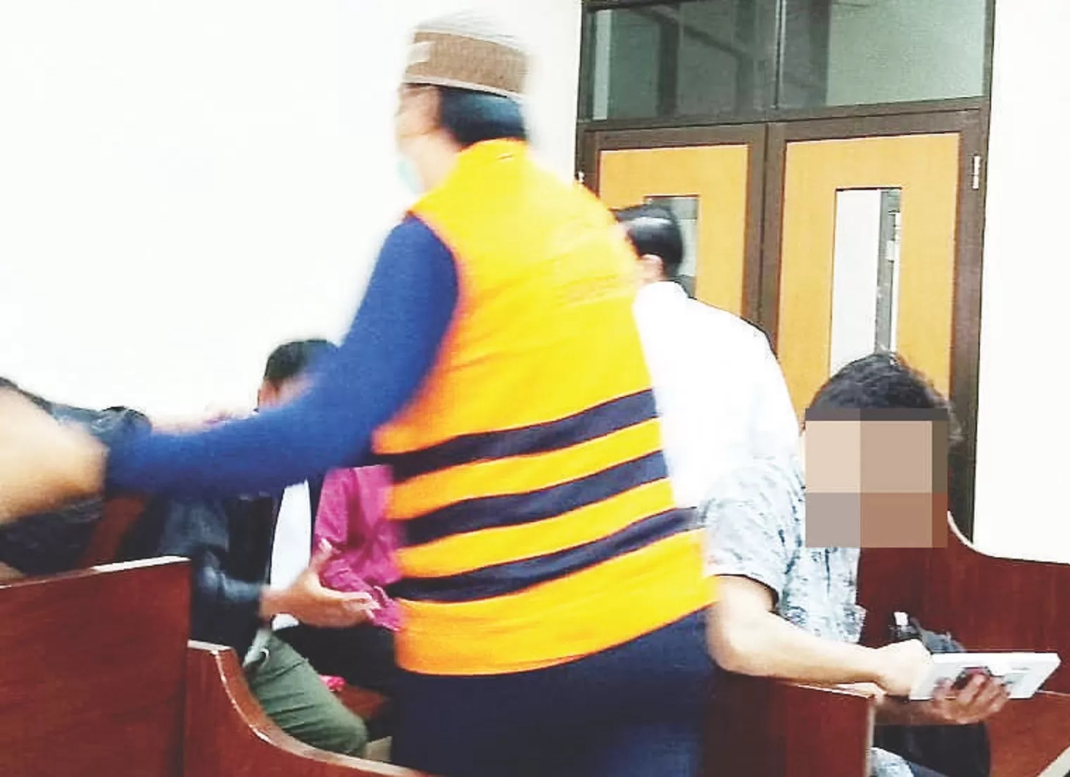 DISIDANG: Terdakwa ER (rompi orange) usai menjalani sidang di PN Balikpapan. MOESO/BALPOS