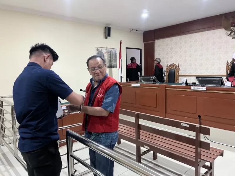 TERDAKWA: Lian Silas menjalani sidang tuntutan di Pengadilan Negeri Banjarmasin, Selasa (26/3) (FOTO: M OSCAR FRABY/RADAR BANJARMASIN)