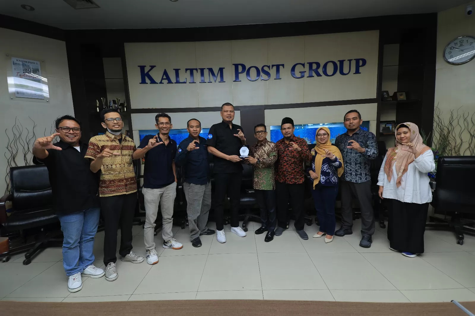 SINERGI: Imran Duse menyerahkan cendera mata kepada Erwin Dede Nugroho dalam kunjungan rombongan KI Kaltim ke Gedung Biru Kaltim Post, (27/3).