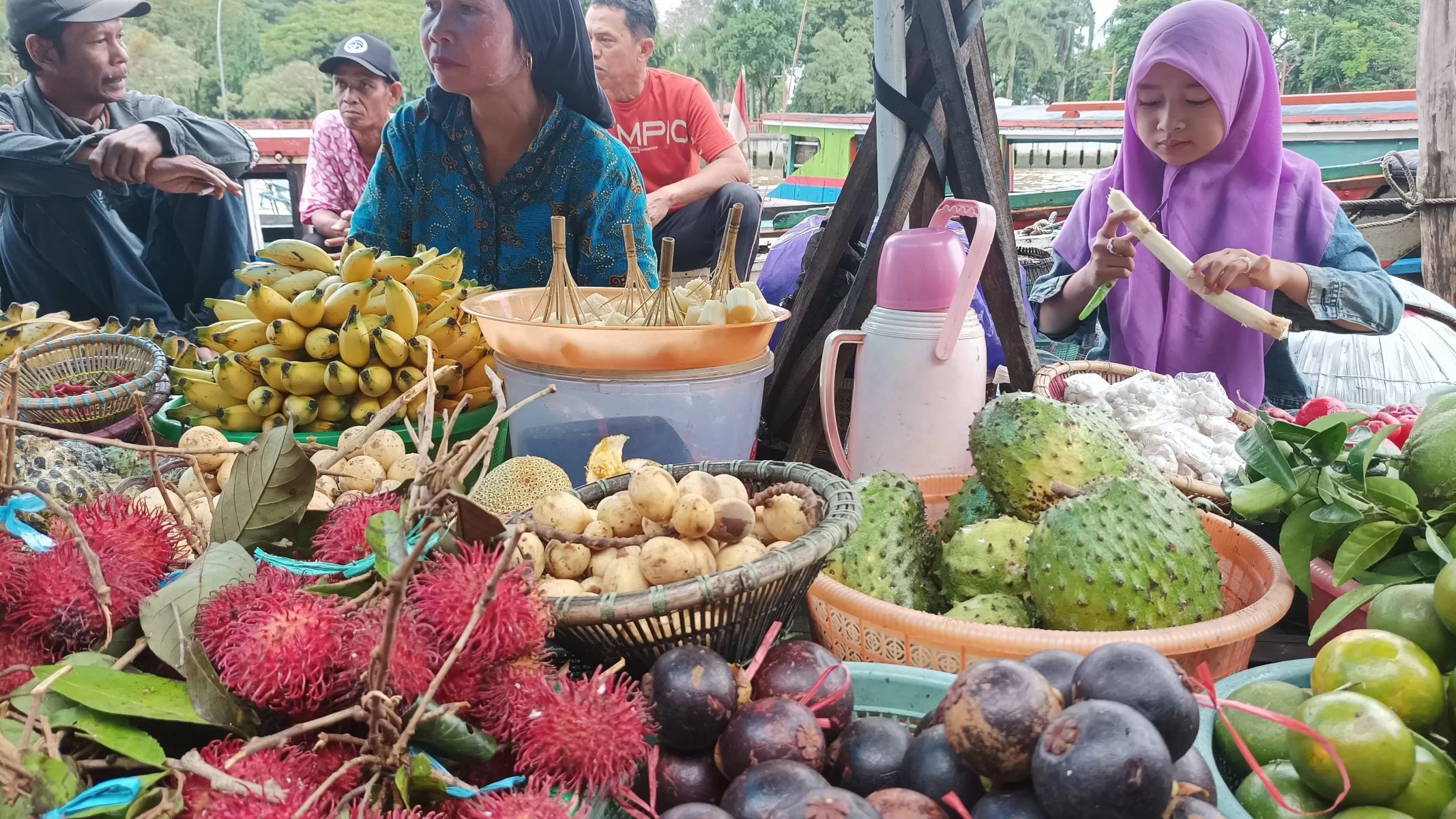 PEDAGANG: Kisah pedagang Pasar Terapung banyak tidak diketahui orang.