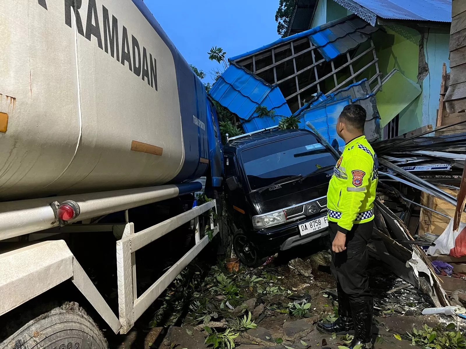 RINGSEK: Kondisi truk pengangkut BBM solar setelah menghantam rumah warga di RT 08 Batu Piring, Paringin Selatan, Balangan.