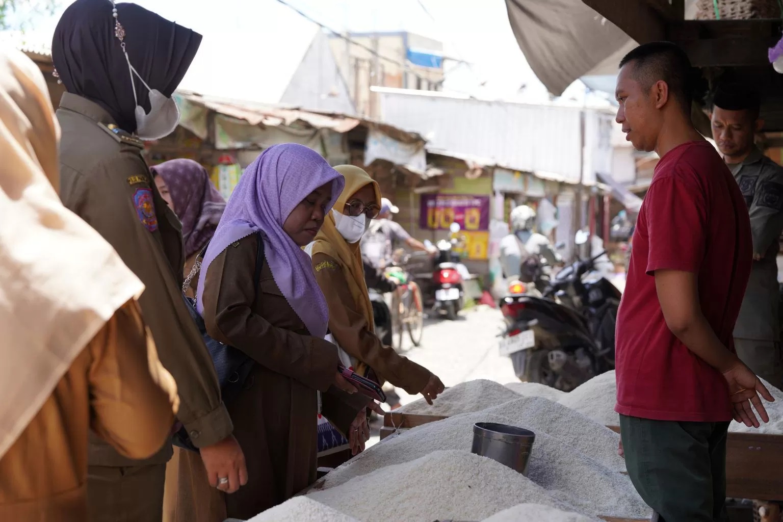 PANTAU HARGA:Tim Satgas Pangan Tanbu meninjau harga beras di salah satu pasar di Tanbu, Selasa (26/3/2024).(Foto: Tim Satgas Pangan Tanbu untuk Radar Banjarmasin)