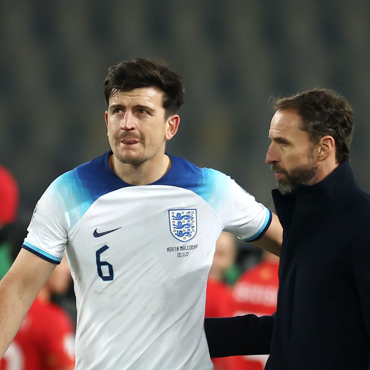 BUTUH TAMBAHAN: Pelatih Inggris Gareth Southgate (kanan) menarik keluar Harry Maguire dalam uji coba melawan Brasil (24/3). Maguire kemudian mundur dari skuad Inggris untuk laga kontra Belgia (27/3).