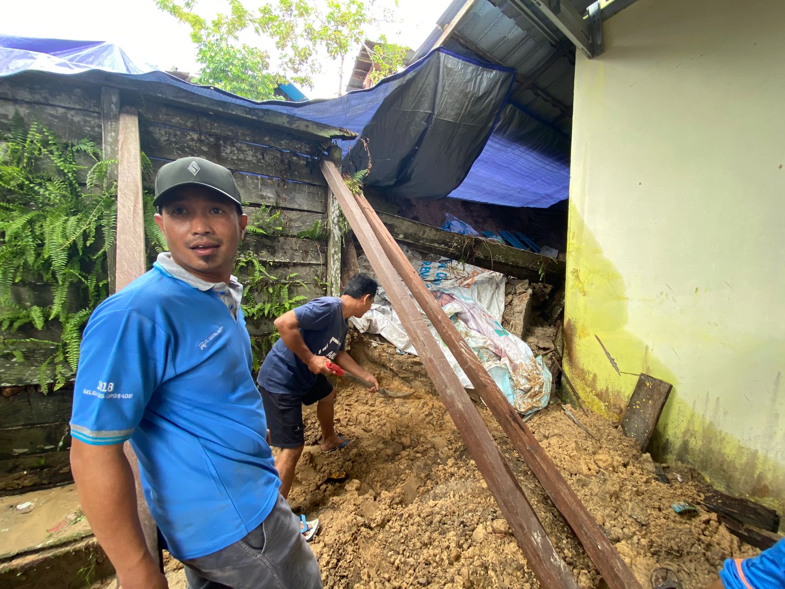 Dapur di rumah Ririn penuh dengan material pasir akibat jalannya yang amblas di belakang rumahnya.