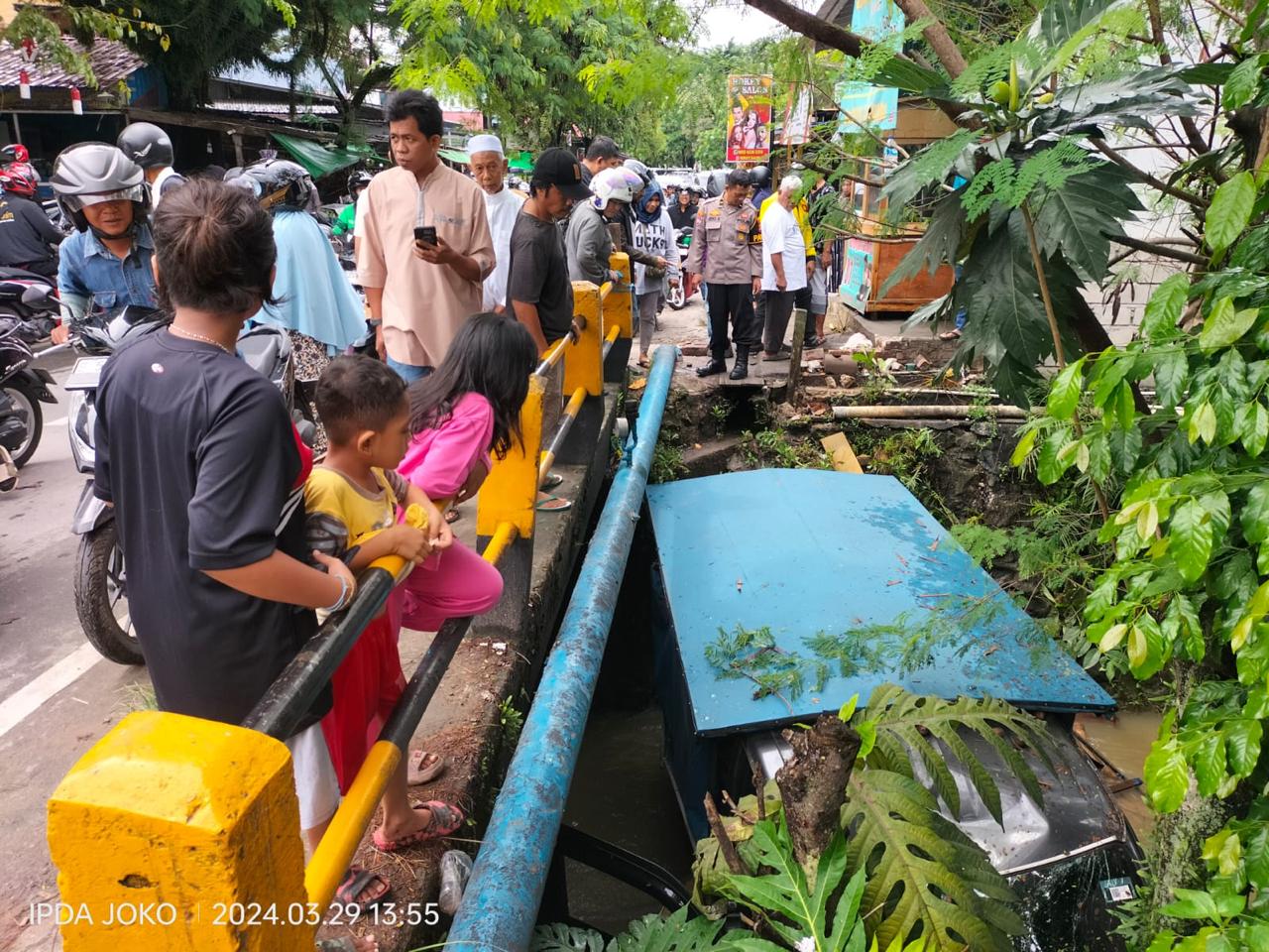 Sebuah pikap pengangkut buah terjun ke sungai di Jalan Sepinggan Baru, Jumat (29/3/2024) siang. (Foto : Info Bencana Balikpapan.