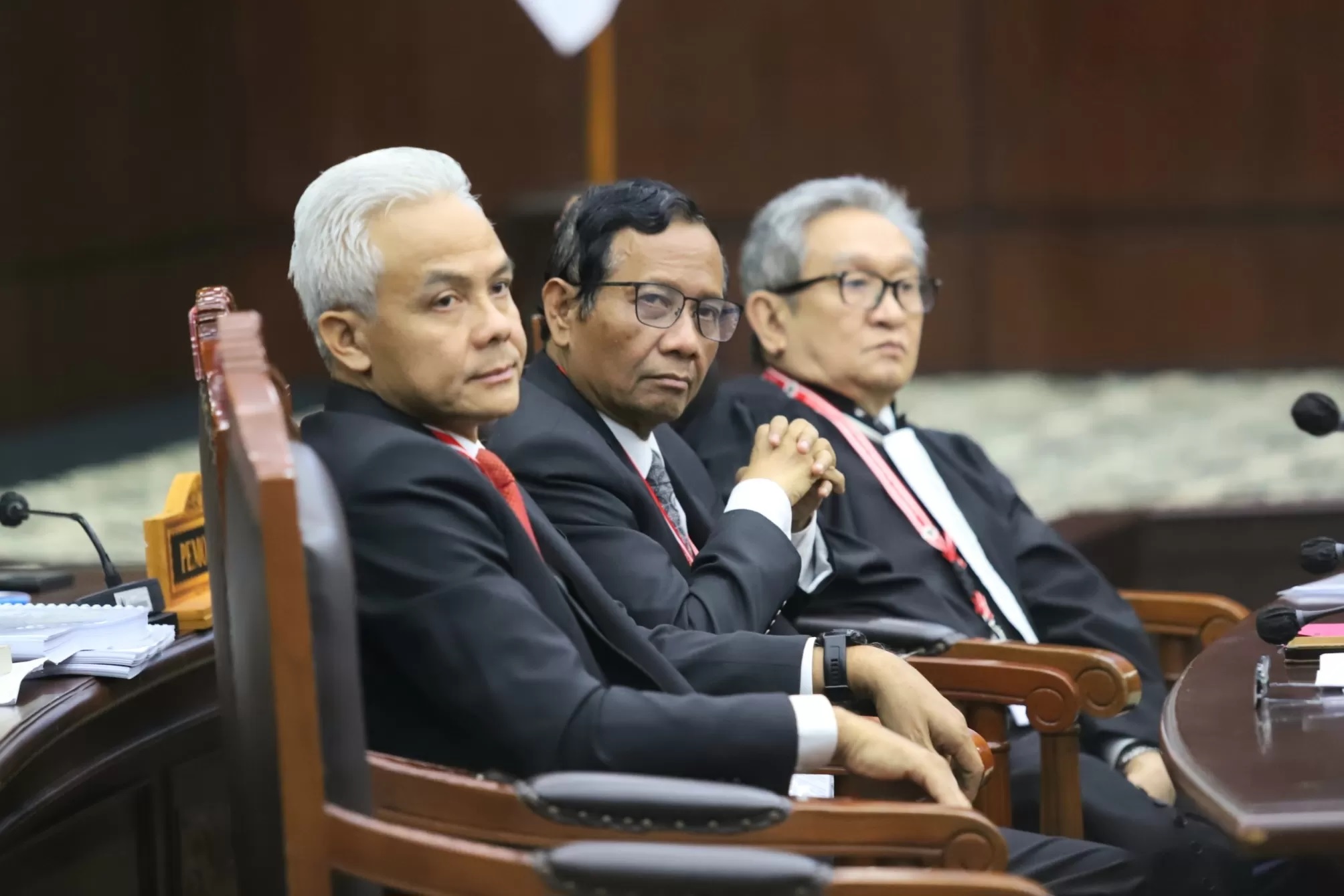 Calon presiden dan calon wakil presiden nomor urut 3 Ganjar Pranowo dan Mahfud MD pada sidang perdana perselisihan hasil Pilpres 2024 di Gedung Mahkamah Konstitusi. (DERY RIDWANSAH/ JAWAPOS.COM)