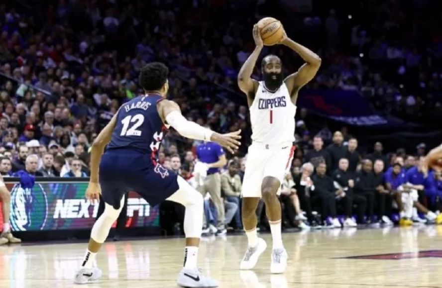Pemain Los Angeles Clippers James Harden (kanan) saat menghadapi mantan timnya Philadelphia 76ers di Wells Fargo Center Philadelphia, Pennsylvania. ANTARA/AFP/TIM NWACHUKWU