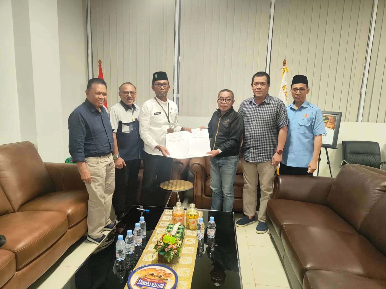 Rusdiansyah Aras (ketiga kanan) didampingi unsur pimpinan KONI Kaltim, bersama Kepala Dispora Kaltim Agus Hari Kesuma selepas penandatanganan NPHD tentang hibah untuk KONI Kaltim.(HUMAS KONI KALTIM)