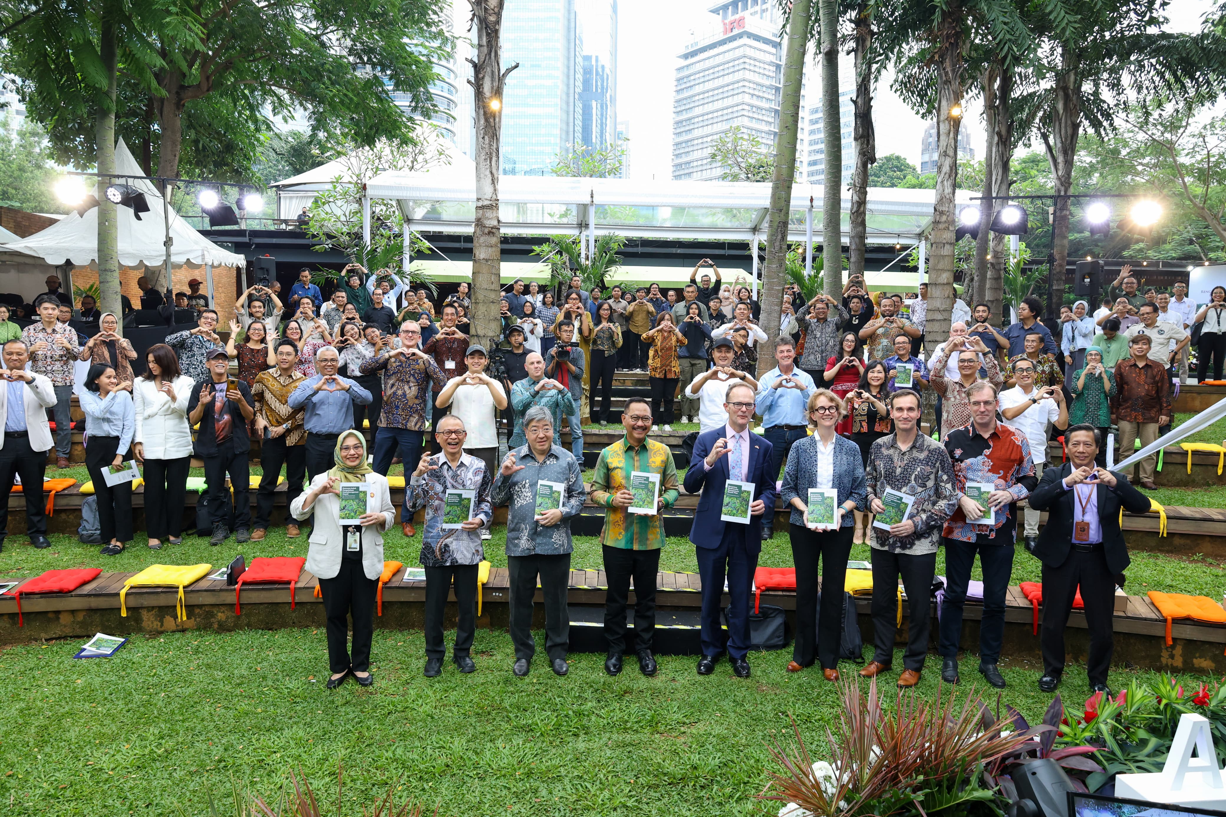 KOLABORASI: Kepala Otorita IKN Bambang Susantono bersama jajaran dubes negara sahabat saat peluncuran Dokumen Rencana Induk Pengelolaan Keanekaragaman Hayati IKN di Jakarta, Selasa (26/3).&nbsp;