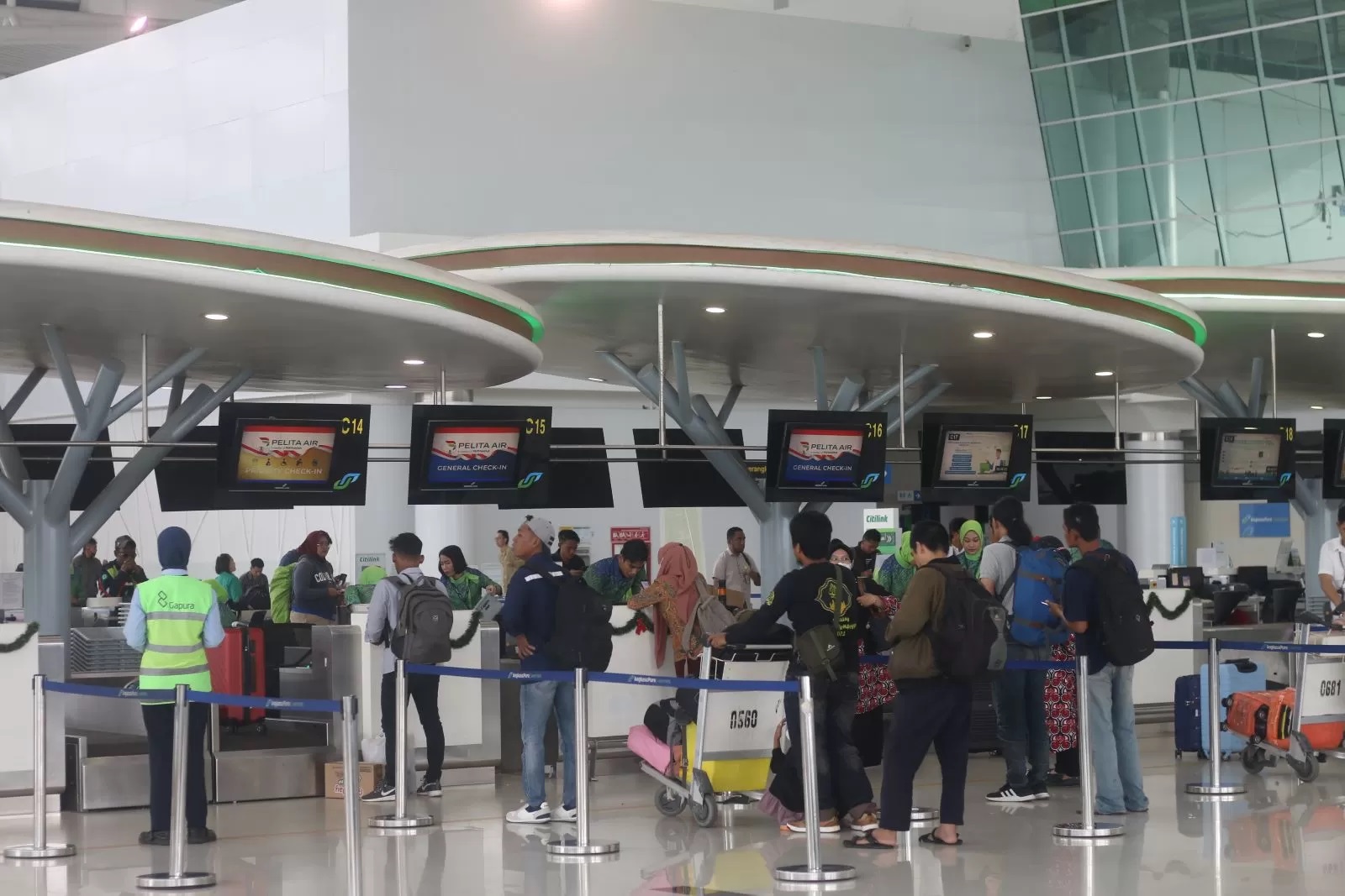 KEMBALI MELONJAK: Penumpang dari Bandara SAMS Sepinggan. Puncak arus mudik Lebaran tahun ini diperkirakan 5-8 Mei. Otoritas bandara membuka posko yang beroperasi 3-18 April.