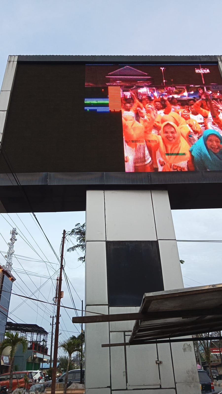 NYALA SEBAGIAN: Dua dari tiga videotron di PPU kini hidup lagi setelah dilakukan kanibal mesin. Satu videotron di Petung mengalami kendala power, sehingga menyala sebagian.(ari/kp)