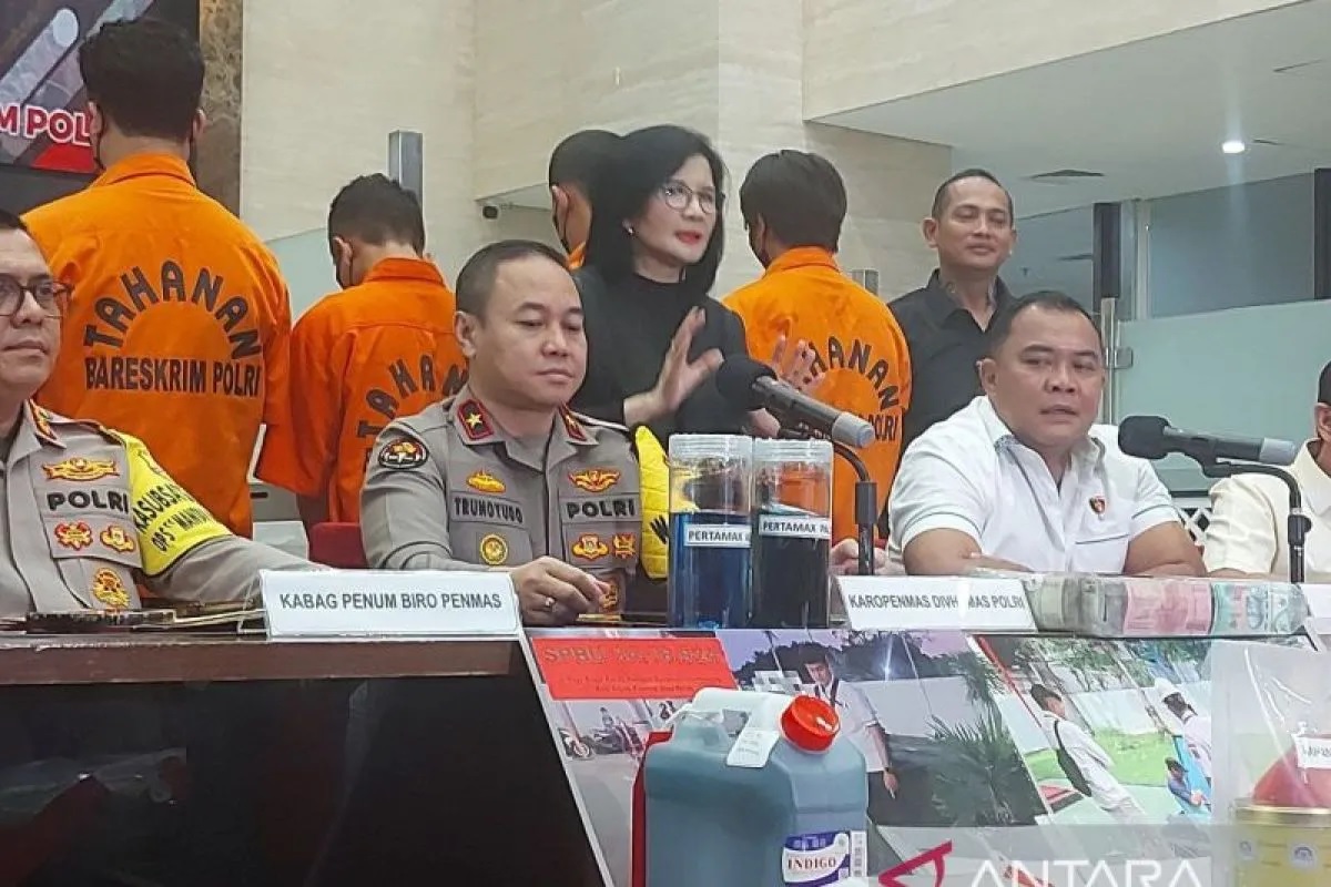Direktorat Tindak Pidana Tertentu (Dittipidter) Bareskrim Polri mengungkap kasus penipuan penjualan BBM di SPBU, Kamis (28/3/2024). (ANTARA/Laily Rahmawaty)