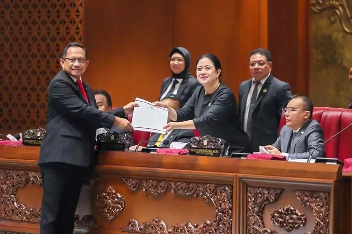 Mendagri Tito Karnavian menyerahkan dokumen pemandangan umum pemerintah kepada Ketua DPR RI Puan Maharani menyangkut RUU DKJ dan RUU Desa, Kamis (28/3/2024). (media dpr ri)