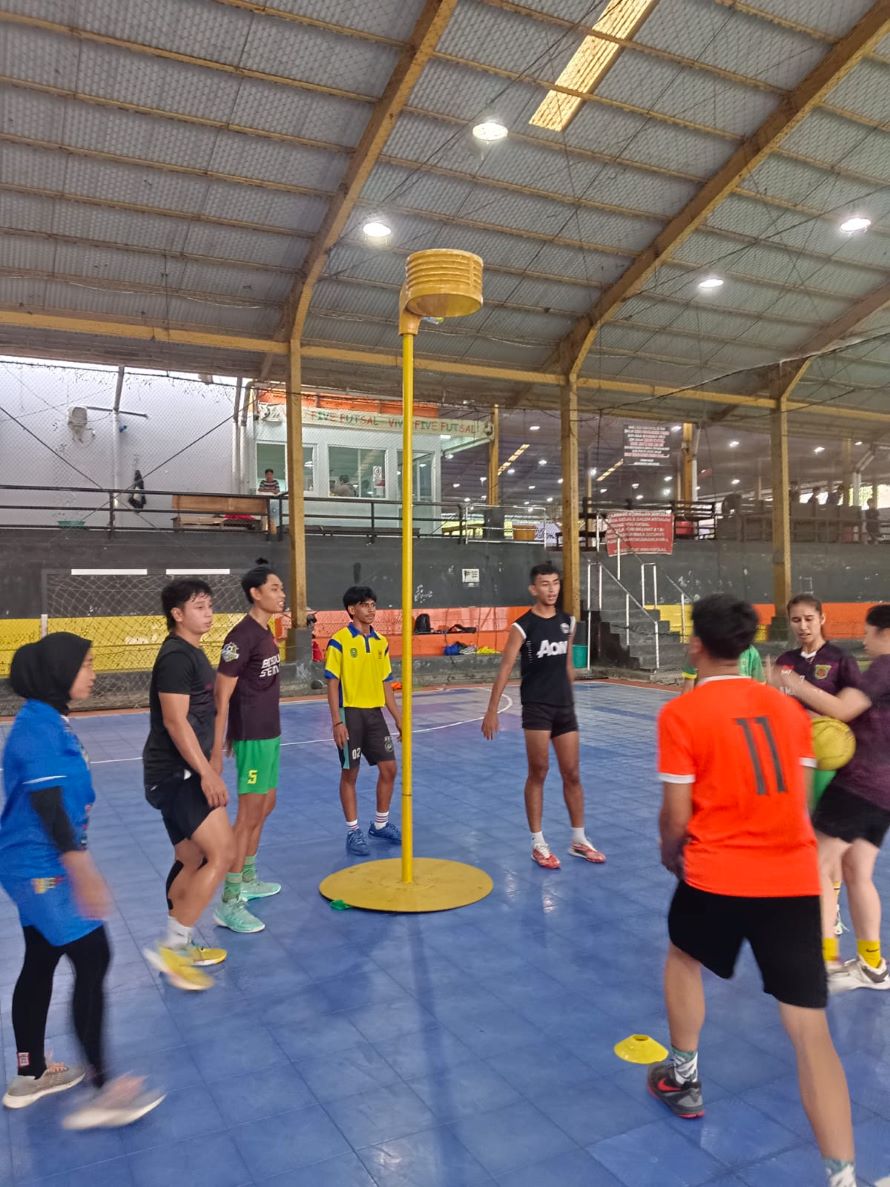 LATIHAN RUTIN: Tim korfball Kaltim mengasah teknik di lapangan futsal.