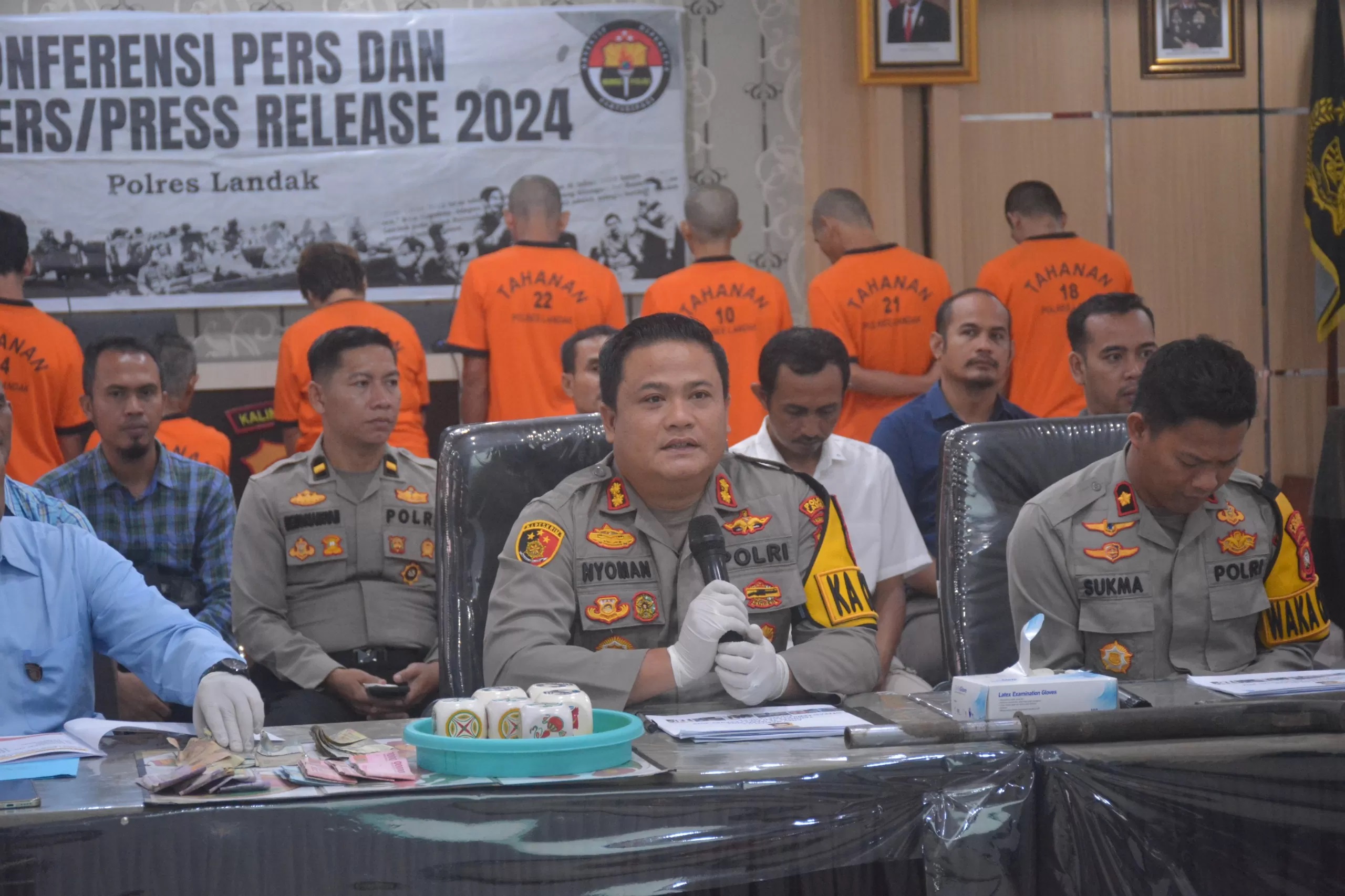 Kapolres Landak AKBP I Nyoman Budi Artawan memimpin press release ungkapan kasus periode Februari 2024 di Mapolres Landak, Kamis (28/3). (MIFTAHUL KHAIR/PONTIANAK POST)