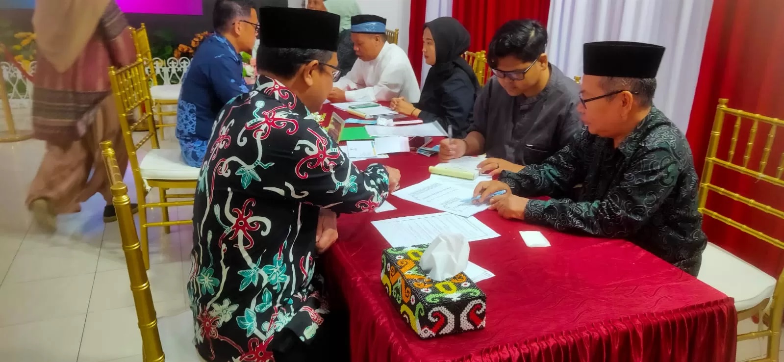 Kegiatan pembayaran zakat di Balikpapan.