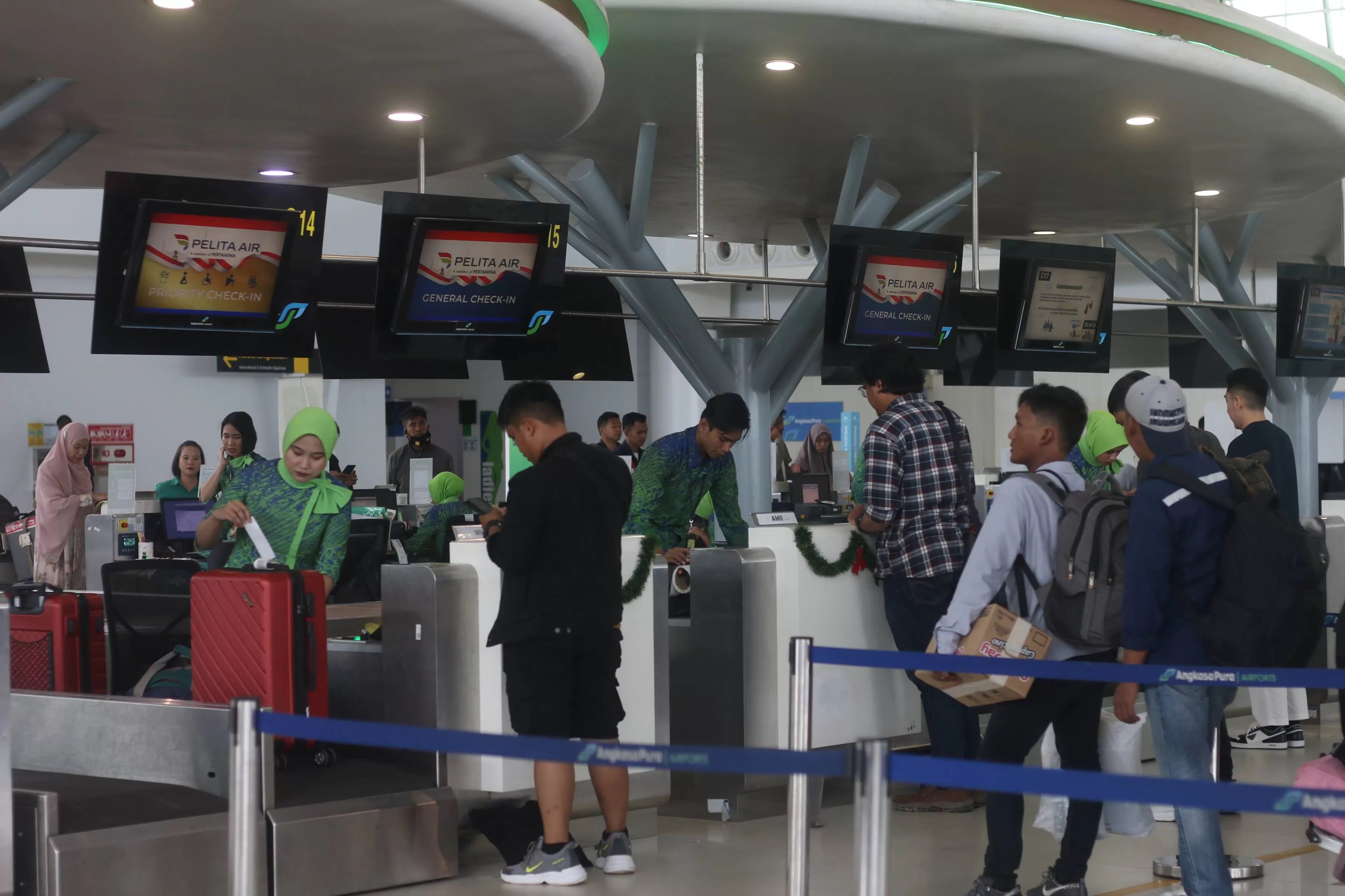 Kesibukan penumpang check in di bandara SAMS Sepinggan, Balikpapan.