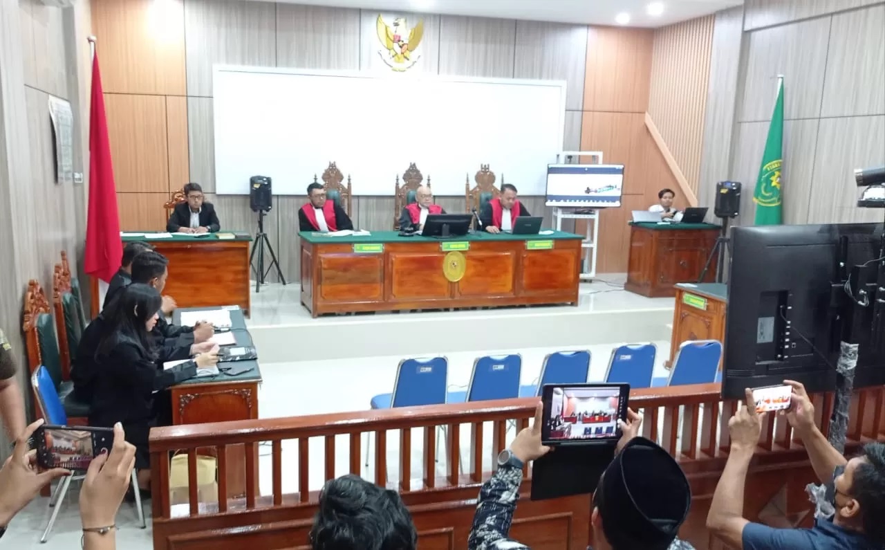 PEMBACAAN TUNTUTAN: Sidang perkara politik uang yang menjerat Syahran sebagai terdakwa masuk pada agenda tuntutan di PN Nunukan, Rabu (27/3). FOTO: DOK KEJARI NUNUKAN
