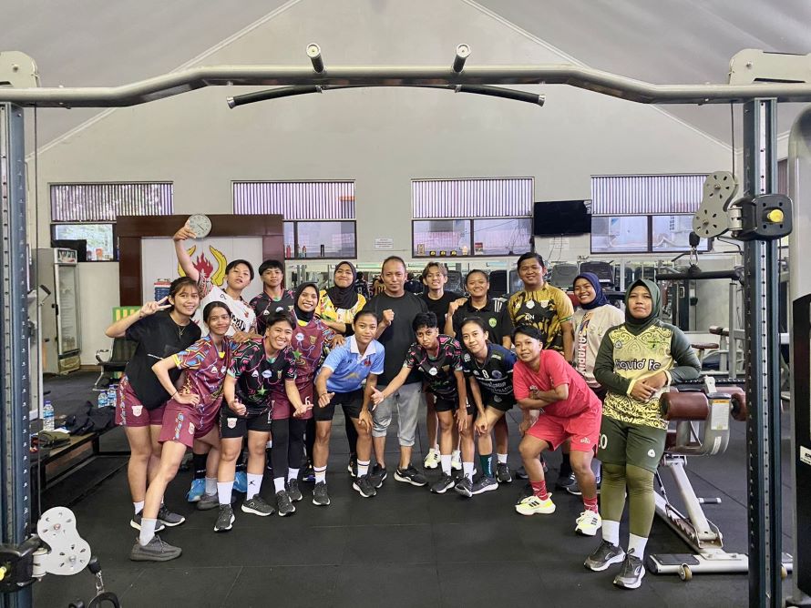 TINGKATKAN FISIK: Tim futsal putri Kaltim menjalani latihan di fitness center KONI Kaltim kemarin.