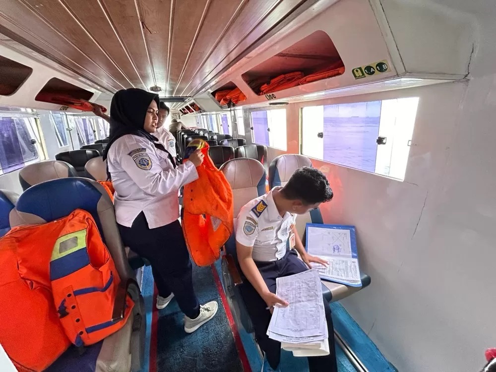 RAMP CHECK: Petugas Dishub Kaltara melakukan ramp check speedboat reguler. FOTO: ELIAZAR/RADAR TARAKAN