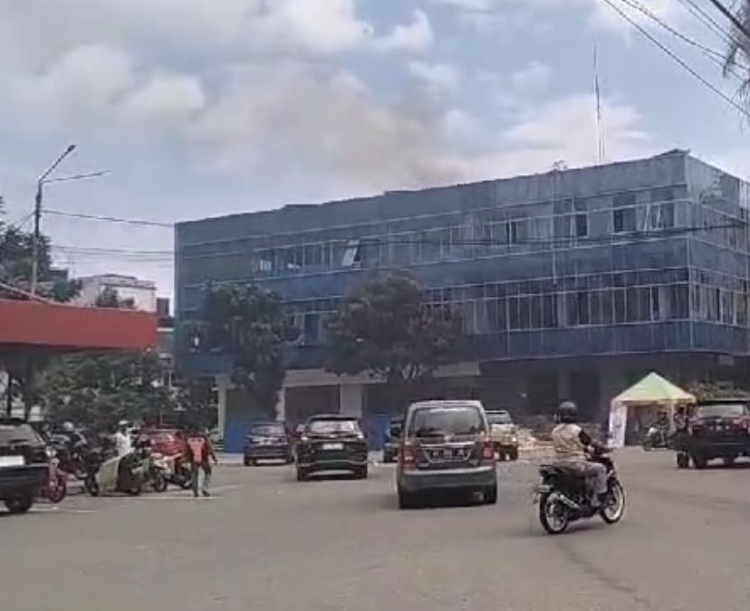 Tangkapan layar asap hitam yang muncul dari bagian atap gedung di Kawasan Balikpapan Permai, Jalan Jenderal Sudirman, Minggu (31/3/2024).
