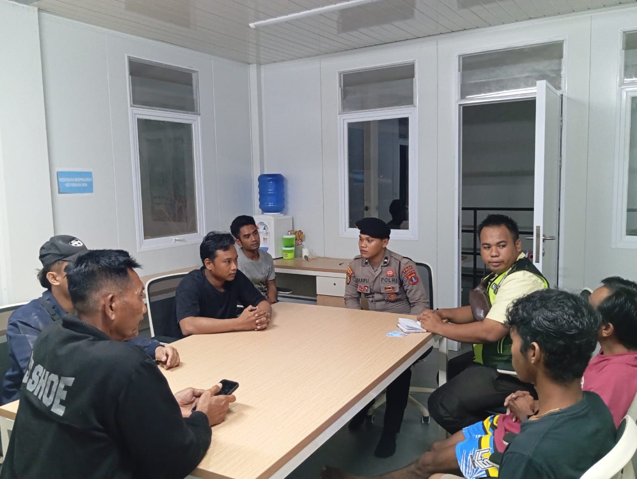 Pekerja di IKN yang kedapatan membawa miras diamankan Satgas Nusantara Polda Kaltim.