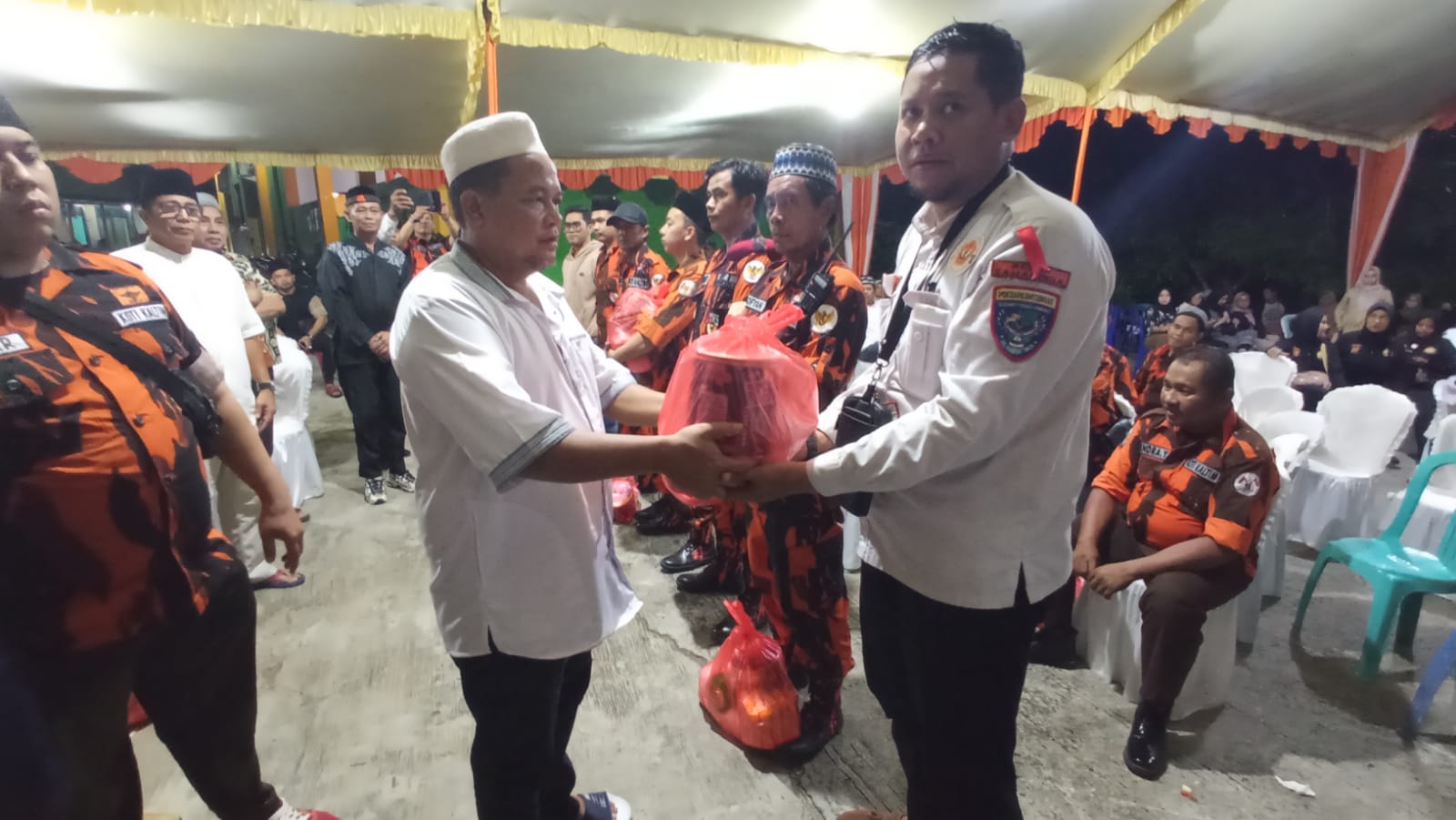 Penyerahan bantuan ke anggota.