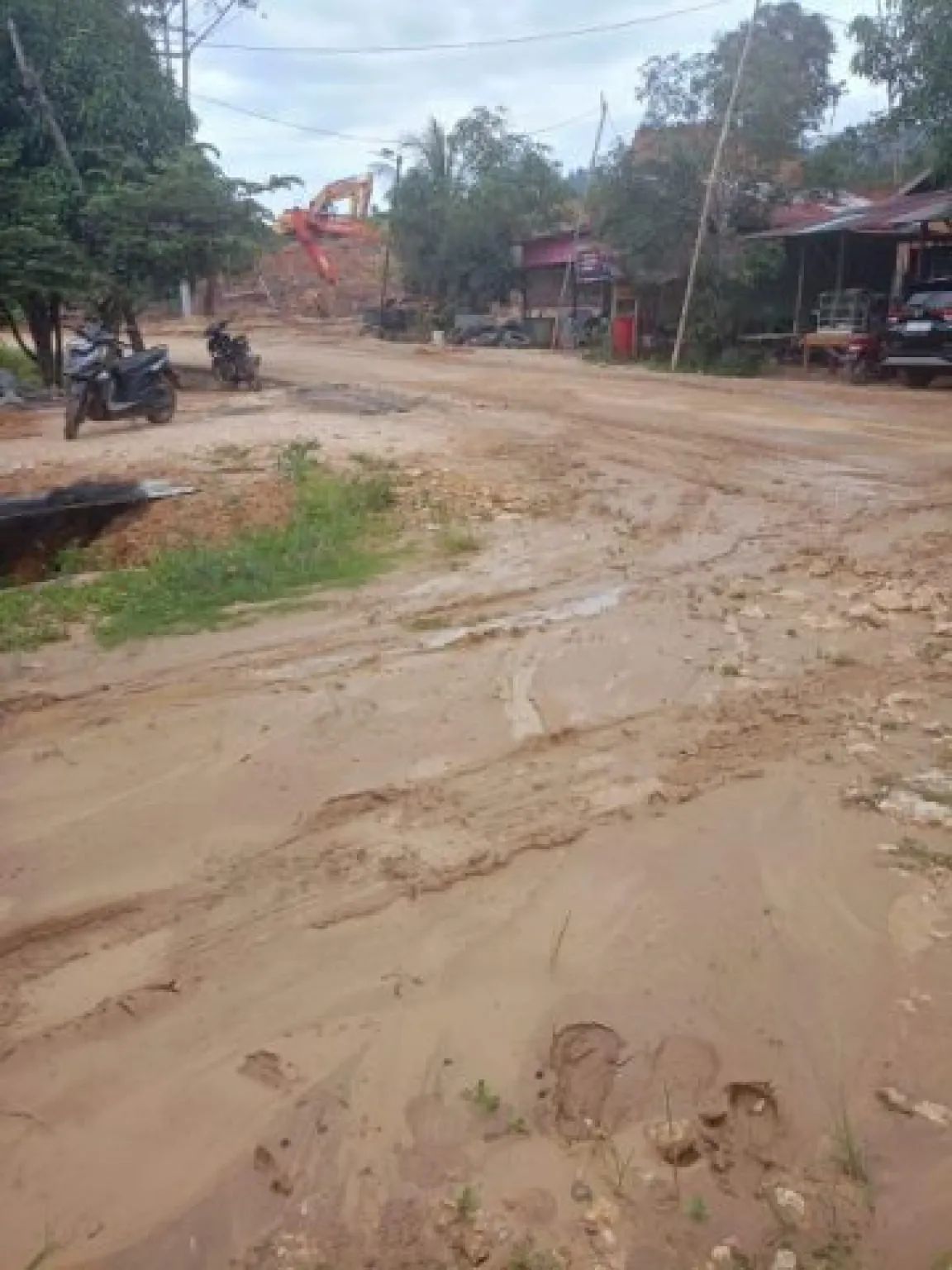 SUDAH LAPOR: Kondisi jalan di Lubuk Tutung, Desa Sekerat dipenuhi lumpur diduga dari aktivitas galian C. Warga sudah melapor ke pemerintah setempat namun belum ada tindak lanjutnya.