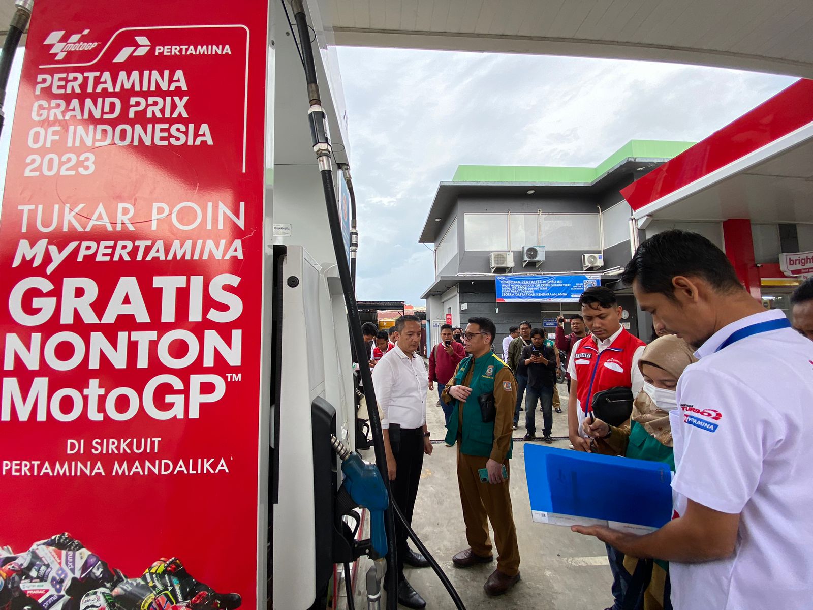 Polresta Balikpapan bersama Dinas Perdagangan Kota Balikpapan melakukan monitoring di SPBU MT Haryono, Balikpapan, Senin (1/4/2024) siang.(Foto : Erik Alfian/Prokal.co)