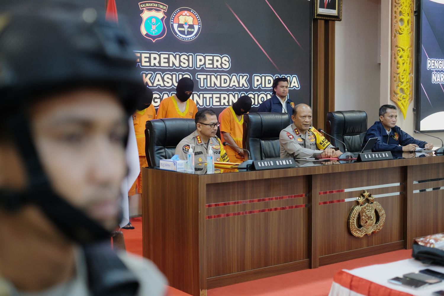 Kapolda Kaltim Irjen Nanang Avianto (tengah) pada konferensi pers pengungkapan jaringan narkoba internasional, Senin (1/4/2024). Kapolda meminta jajarannya untuk melakukan tindakan tegas.
