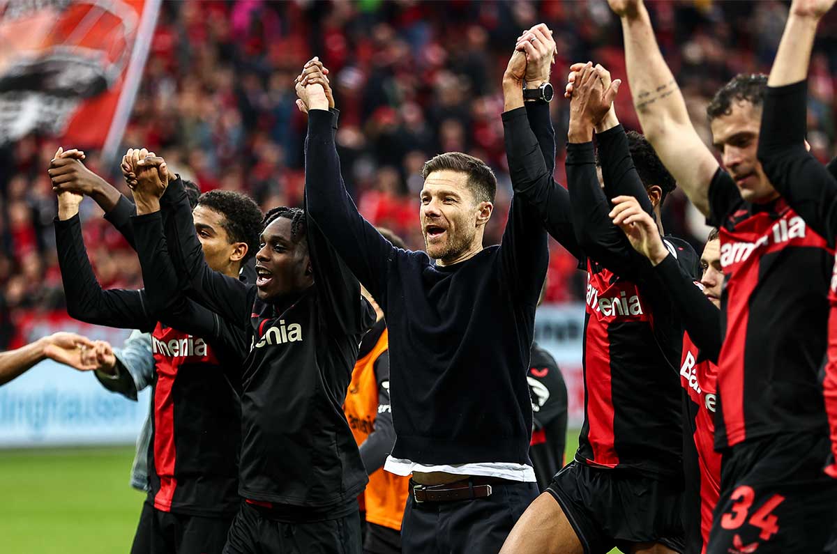 SELEBRASI: Xabi Alonso hanya perlu empat kemenangan lagi untuk memastikan Meisterschale terbang ke BayArena.