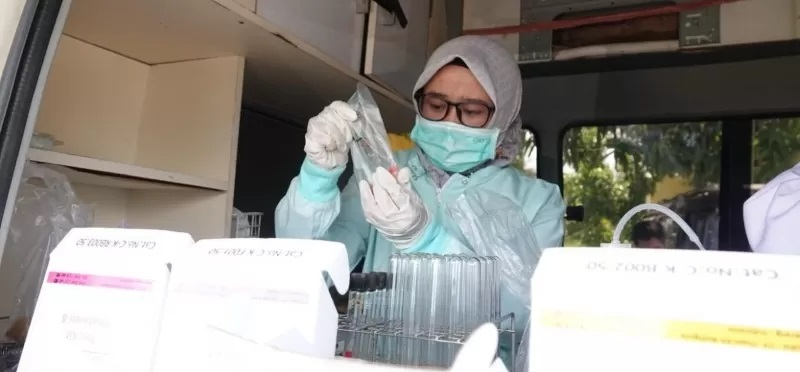 CEK PANGAN: Petugas BPOM Tanah Bumbu mengecek produk saat intensifikasi pengawasan pangan. (Foto: BPOM Tanah Bumbu untuk Radar Banjarmasin)