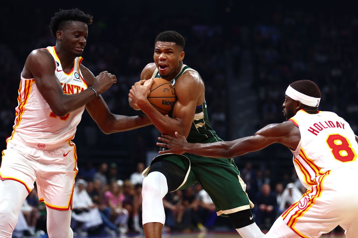 Bintang utama Bucks Giannis Antetokounmpo menggila. Dia melakukan enam kali dunk sepanjang laga.