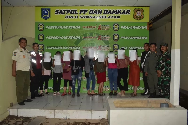 DIDATA: Sembilan perempuan pemilik dan penjaga warung malam dilakukan pendataan di kantor Satpol PP dan Damkar Kabupaten HSS. ((Foto: Satpol PP dan Damkar Kabupaten HSS untuk Radar Banjarmasin))