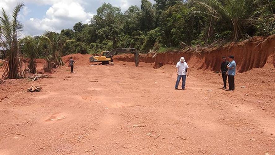 DIKERUK: Lahan galian C yang berada di dalam areal perkebunan di Kecamatan Cempaga. Warga setempat mempersoalkan keberadaan aktivitas penambangan pasir tersebut. (Istimewa/Radar Sampit)