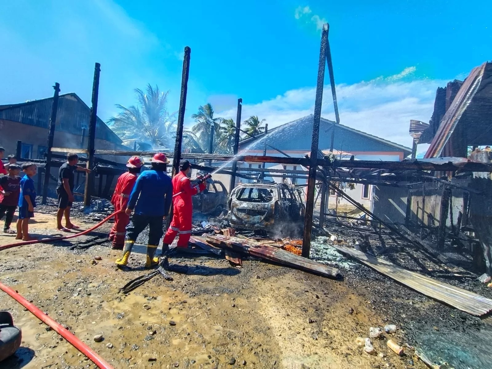 HANGUS TERBAKAR: Mobil dan motor terdampak kebakaran hebat di Kampung Rumput Laut, Kelurahan Mamolo, Nunukan Selatan.