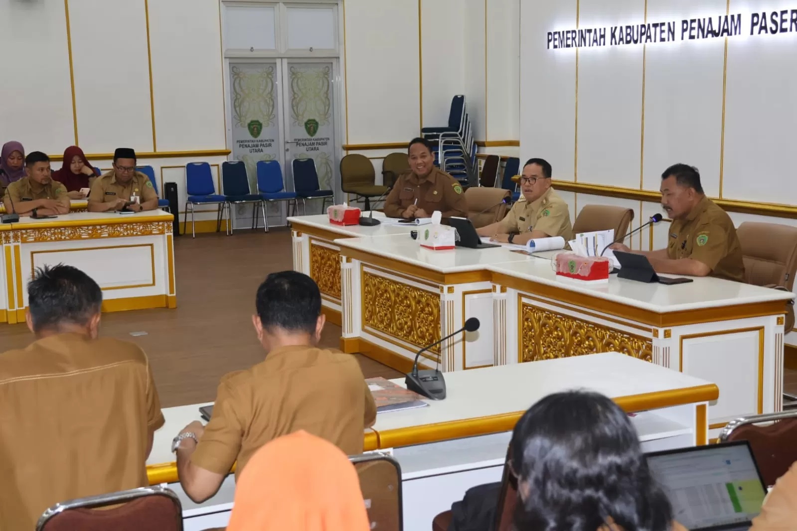 PJ Bupati PPU, Makmur Marbun, memimpin rapat tim terpadu penanggulangan pengangguran dan kemiskinan Tahun 2024 di kantor bupati PPU.