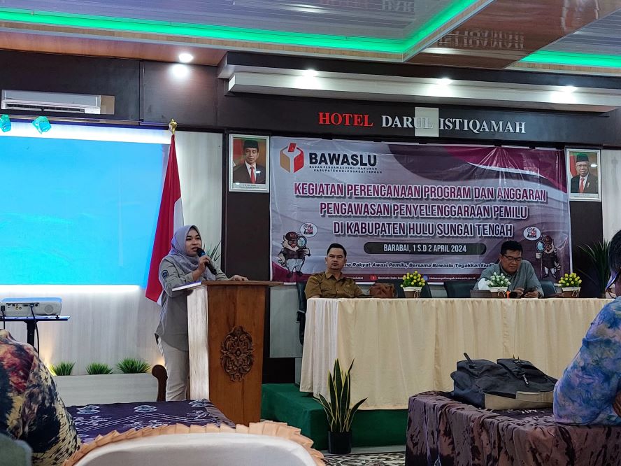 DIBUKA: Ketua Bawaslu HST Nurul Huda saat membuka evaluasi anggaran pengawasan Pemilu 2024 di Hotel Istiqomah Barabai, Senin (1/4/2024). (Foto: Jamaluddin/Radar Banjarmasin).