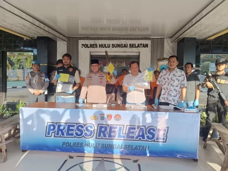 PRESS RELEASE: Kapolres HSS AKBP Leo Martin Pasaribu didampingi Kasat Reskrim AKP Widodo Saputro menunjukkan barang bukti pengeroyokan. (Foto: Salahudin/Radar Banjarmasin)