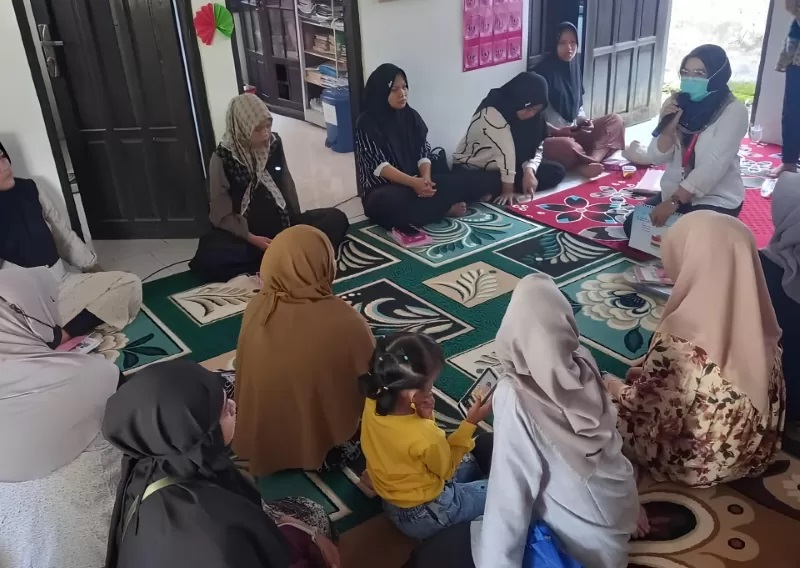 SOSIALISASI: Warga Kecamatan Sungai Loban diberi sosialisasi dan pembinaan HIV/AIDS dari Puskesmas Sebamban II. (FOTO: PUSKESMAS SEBAMBAN II)