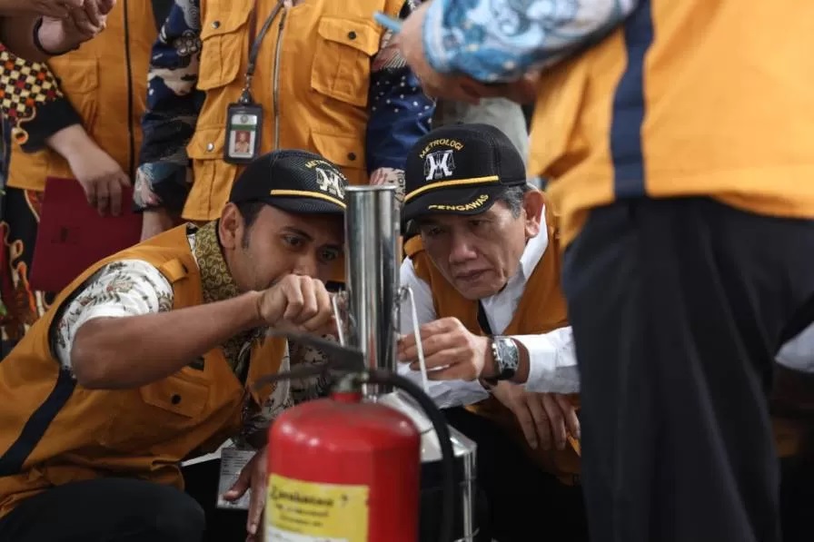 Penjabat Wali Kota Pontianak, Ani Sofian melakukan sidak beberapa SPBU di Pontianak. (IST)