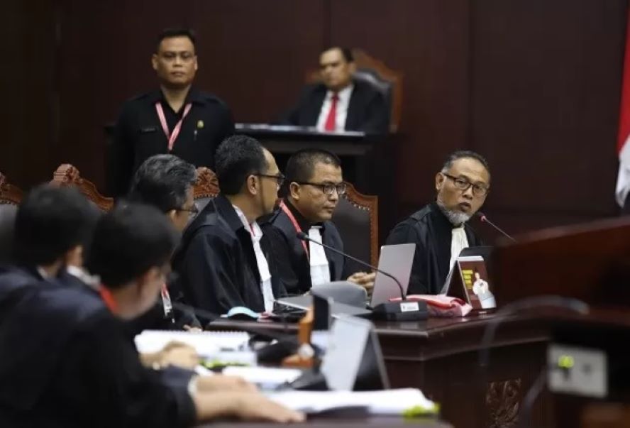 Ketua Tim Hukum BPN Prabowo-Sandi, Bambang Widjojanto saat sidang sengketa Pilpres 2019 di Mahkamah Konstitusi, Jakarta, Jumat (14/6). (Dery Ridwansah/JawaPos.com)