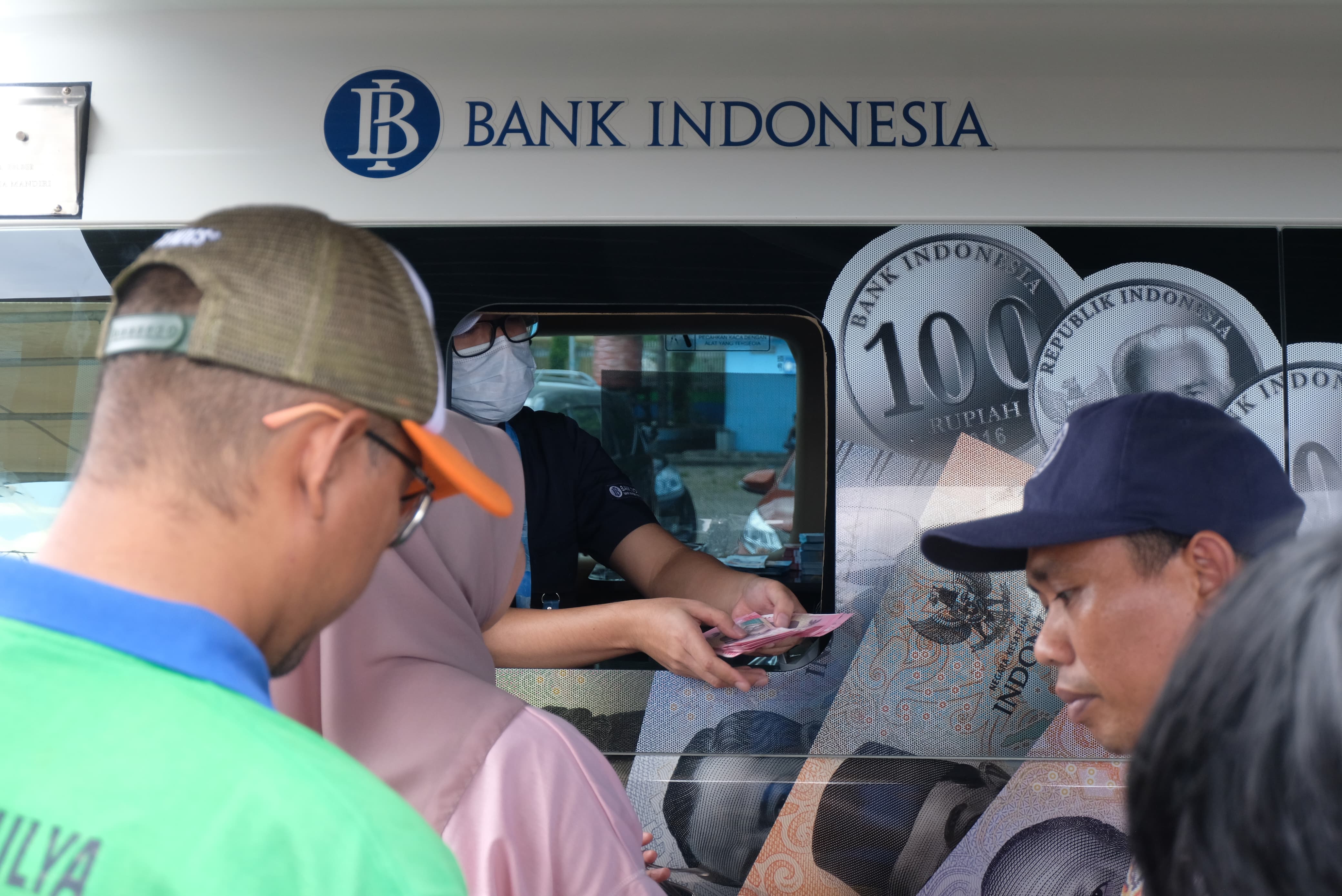 Warga Balikpapan rela antre untuk menukar uang di layanan Kas Keliling BI Balikpapan di Pelabuhan Semayang, Selasa (2/4/2024) siang.