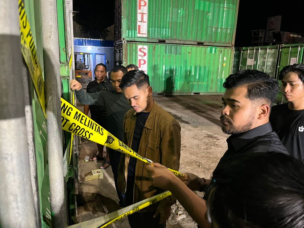 POLICE LINE: Personel Satreskim Polres Berau menyegel delapan kontainer berisi kayu ilegal.