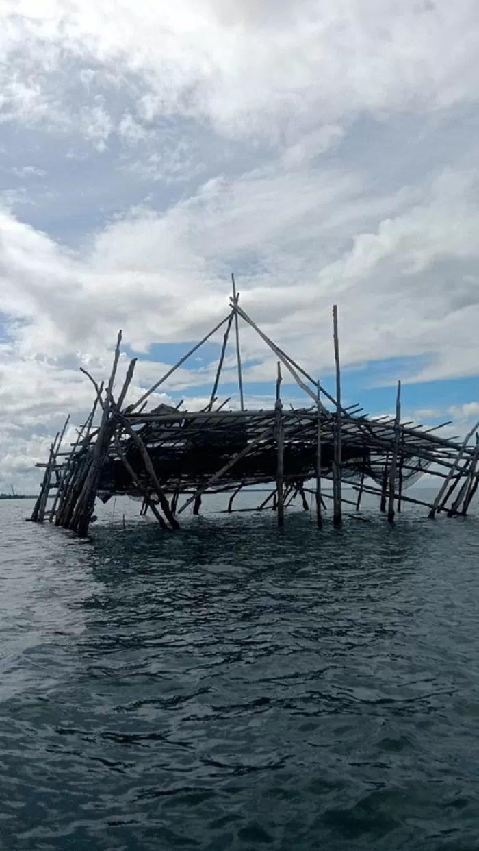 PERAIRAN: Sejumlah bagan yang menjadi sarana tangkap nelayan di Tanah Kuning-Mangkupadi.