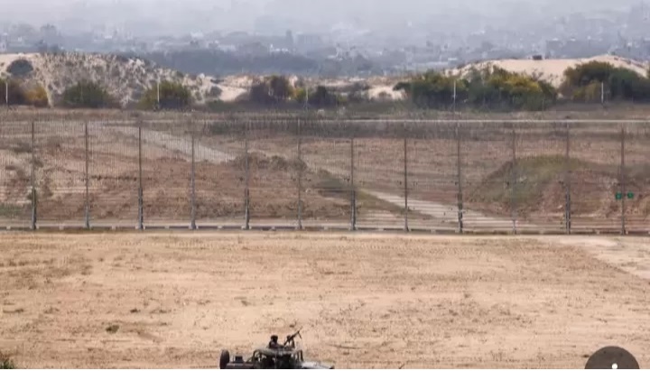 Tentara Israel mengendarai jip militer di sepanjang perbatasan Israel-Gaza. Sumber Foto: Amir Cohen/Reuters.