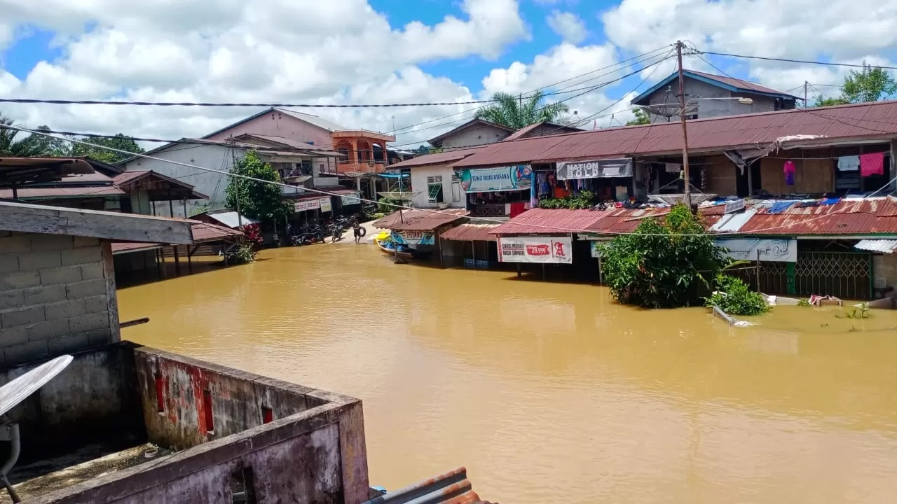 Deretan pertokoan di Terminal Kuala Behe tutup akibat banjir, Selasa (2/4). (Pontianak Post)