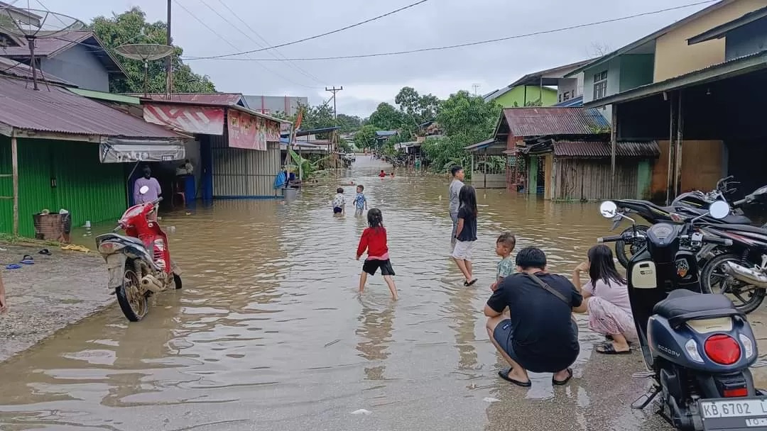 Banjir merendam Desa Serimbu kecamatan Air Besar, Senin (1/4). (IST)